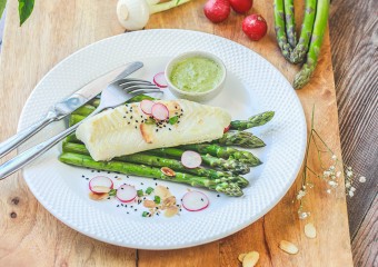 Recette Food4Good - Dos de cabillaud MSC aux asperges vertes, sauce tahini & matcha