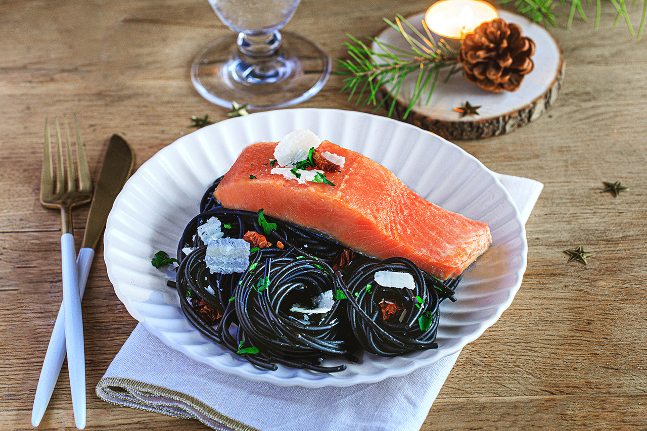 Saumon sauvage MSC et spaghettis à l'encre de seiche 