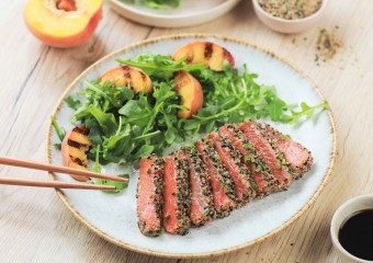 Recette Food4Good - Tataki de truite bio au gomasio, roquette et pêche grillée